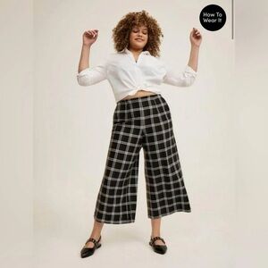NWT TORRID BLACK AND WHITE PLAID CROPPED PANTS
